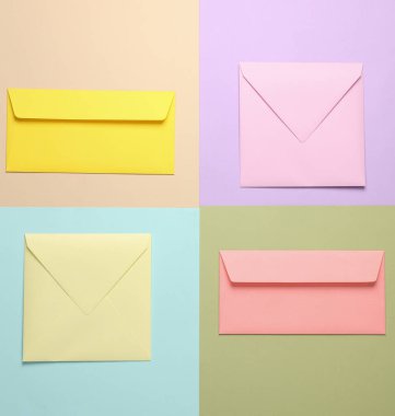 Renkli kağıtlar üzerinde renkli zarflar. Yaratıcı yerleşim