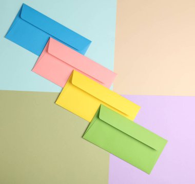 Renkli kağıtlar üzerinde renkli zarflar. Yaratıcı yerleşim