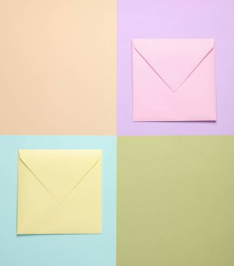 Renkli kağıtlar üzerinde renkli zarflar. Yaratıcı yerleşim