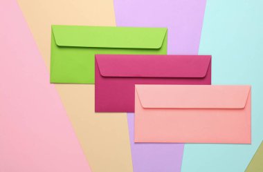 Renkli kağıtlar üzerinde renkli zarflar. Yaratıcı yerleşim