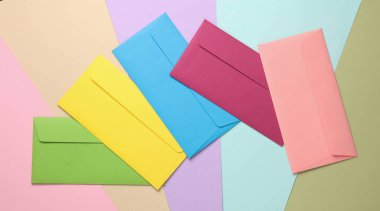 Renkli kağıtlar üzerinde renkli zarflar. Yaratıcı yerleşim