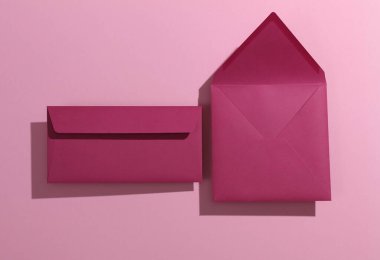 Pembe arkaplandaki kare ve dikdörtgen zarflar