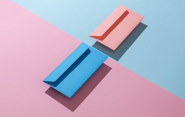 Pembe ve mavi zarflar pembe mavi arka planda. Yaratıcı yerleşim