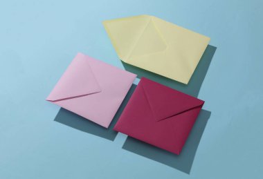 Mavi arkaplanda kare renkli zarflar