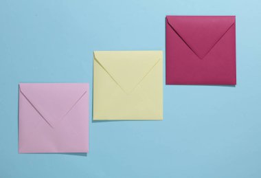 Mavi arkaplanda kare renkli zarflar