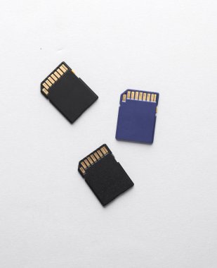 Gri arkaplanda üç SD hafıza kartı