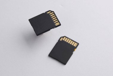 Gri arkaplanda iki SD hafıza kartı