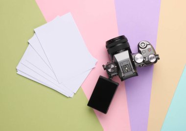 Modern kamera ve pastel arka planda boş fotoğraf modelleri. Üst görünüm