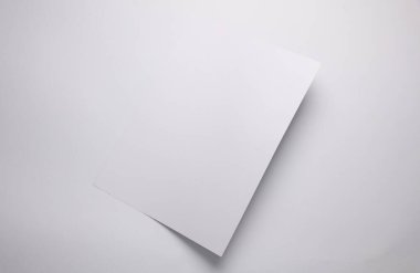 Beyaz arkaplan üzerine beyaz kağıt. Yaratıcı yerleşim