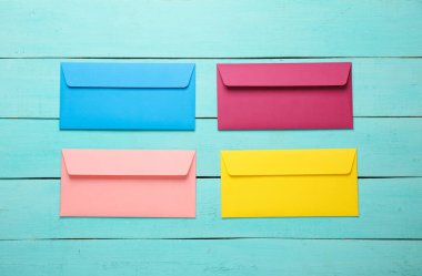 Mavi ahşap tahtalarda renkli zarflar. Yaratıcı yerleşim