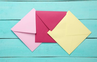 Mavi ahşap tahtalarda renkli zarflar. Yaratıcı yerleşim