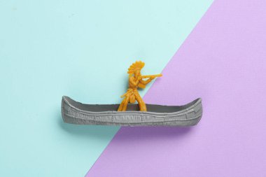 Pastel arka planda kanodaki Amerikan askeri. Vahşi batı, batı. Minimalizm