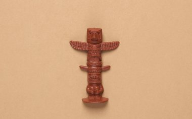 Plastik Amerikan Idol 'u bej arka planda gölgeli