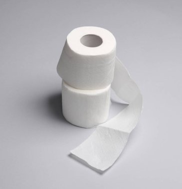 Mavi arka planda iki rulo beyaz tuvalet kağıdı.