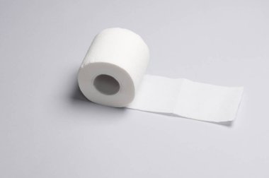 Gri arka planda beyaz tuvalet kağıdı rulosu