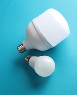 Mavi arkaplanda büyük ve küçük ampuller