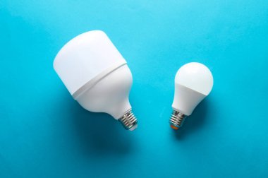 Mavi arka planda büyük ve küçük ampuller