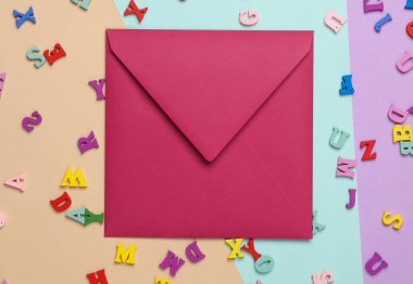 Mor zarf ve pastel arka planda bir sürü harf.