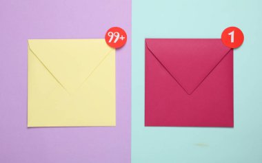 Pastel arka planda kırmızı uyarı sembolleri olan renkli zarflar. Mesaj alarmı. Üst görünüm