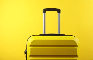 Sarı bavul, seyahat çantası ya da sarı arka planda valiz. Yaz tatili, seyahat, taşınma konsepti..