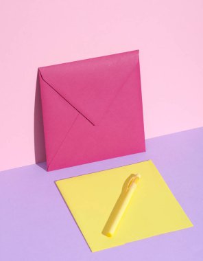 Pastel parlak arka planda sarı ve mor zarflı yaratıcı bir düzen.. 