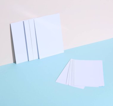 Boş kağıtlar ya da pastel arka planda fotoğraflar. Yaratıcı yerleşim