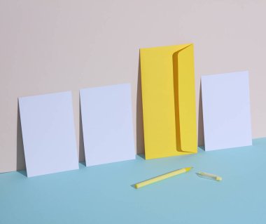 Sarı zarflı yaratıcı düzen ve pastel parlak arka planda beyaz harfler. Minimalizm