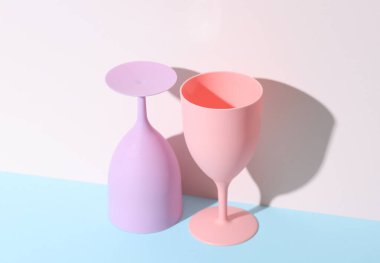 Plastik gözlüklü yaratıcı bir düzen ya da gölgeli pastel arka planda kadehler. Minimalizm. Kavramsal parti kavramı
