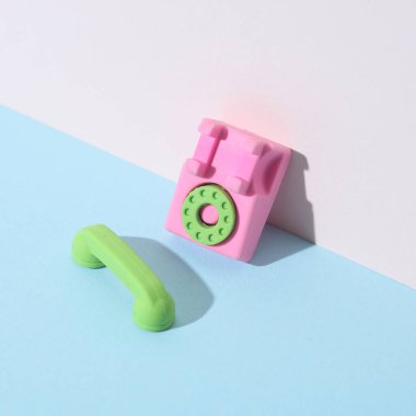 Pastel arka planda döner telefon minyatürü. Yaratıcı yerleşim