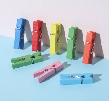 Pastel arka planda renkli mandallar. Yaratıcı düzen. Minimalizm