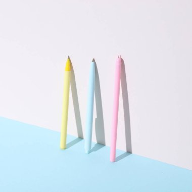 Pastel arka planda renkli kalemler. Yaratıcı düzen. Minimalizm