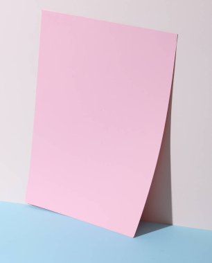 Pastel arka planda, gölgeli pembe kağıtlar. yaratıcı yerleşim