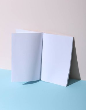 Pastel arka planda bir defter ya da dergi aç. Yaratıcı yerleşim