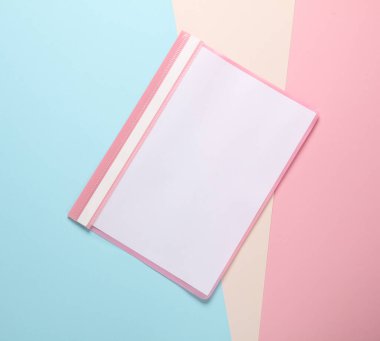 Renkli arka planda kağıt çarşafları olan plastik klasör. İş modeli