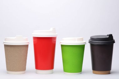Beyaz arka planda kapağı olan karton kahve fincanları.