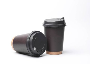 Beyaz arka planda kapağı olan karton kahve fincanları.