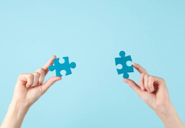 Mavi arka planda mavi yapboz parçaları var. İş konsepti, takım çalışması