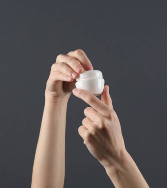 Homan beyaz tüpten ellerine krem sürüyor. Tasarım şablonu. Cilt bakımı