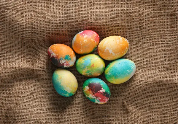 Çuval bezinde çok renkli Paskalya yumurtaları. Üst görünüm