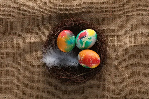 Çuval bezinde çok renkli Paskalya yumurtaları. Üst görünüm