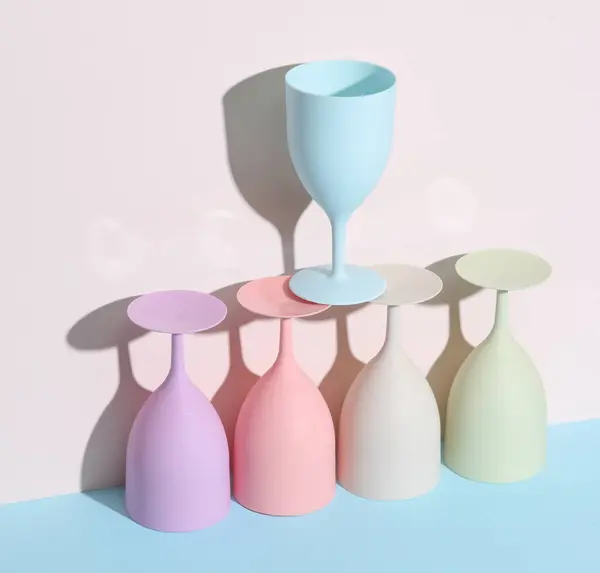 Diseño Creativo Con Gafas Color Plástico Copas Sobre Fondo Pastel Imagen de stock