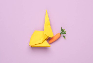 Yeşil arka planda plastik havuç. Asgari, kavramsal natürmort, yaratıcı düzen