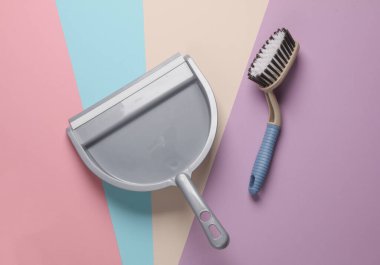 Pastel arka planda bir fırça ile kepçe. Temizlik konsepti. Üst görünüm