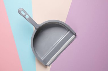 Pastel arka planda bir kepçe. Temizlik konsepti. Üst görünüm