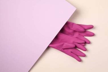 Pastel arka planı temizlemek için lastik eldiven. Üst görünüm