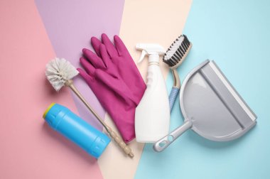 Pastel arka planda ev temizleme ekipmanları. Tasarım şablonu. Üst görünüm