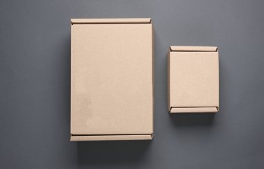 Karanlık bir arka planda karton kutular. Üst görünüm