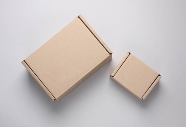 Gri arka planda karton kutular. Üst görünüm