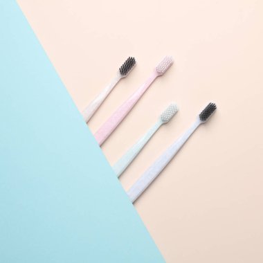 Pastel arka planda plastik diş fırçası seti. Üst görünüm