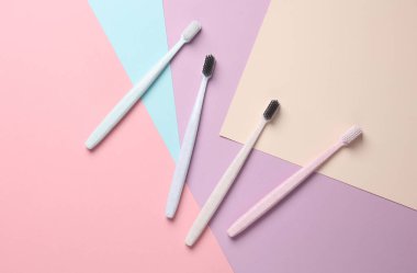 Pastel arka planda plastik diş fırçası seti